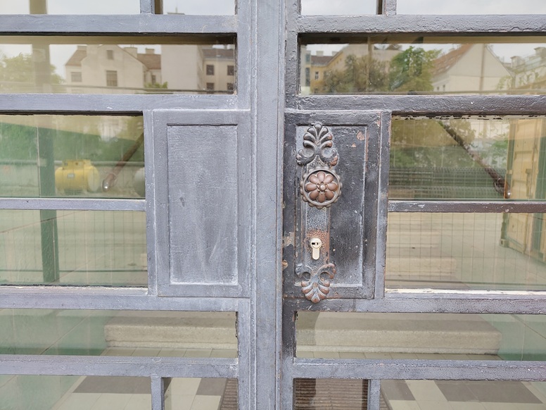 Stimmungsbegleitendes Bild zur Seite Psychotherapie 1030 Wien, Haustor zum Praxiseingang von Raphael Höfinger